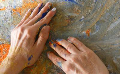 Art transformationnel - mains peinture